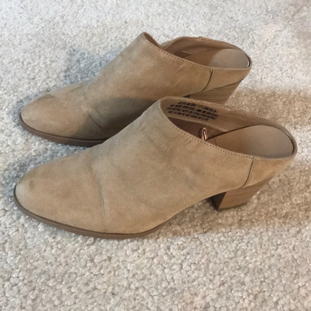 Tan suede clogs.